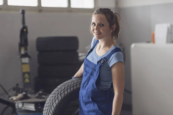 Glimlachende Vrouwelijke Monteur Werken Een Auto Reparatiewerkplaats Draagt Een Band — Stockfoto