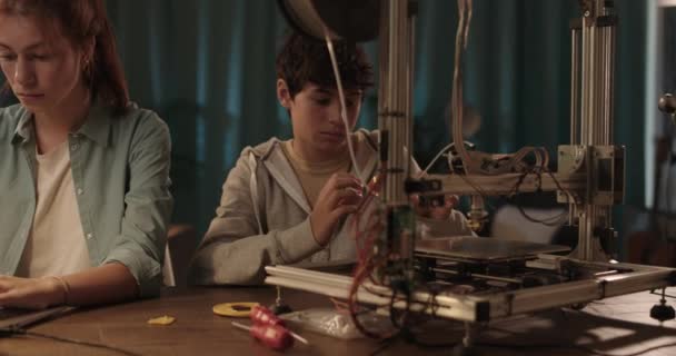 Nastolatki korzystające z drukarki 3D w domu — Wideo stockowe