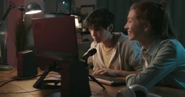 Birlikte video oyunu oynayan arkadaşlar