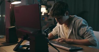 Video oyunlarında kazanan mutlu genç.