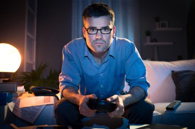 gece geç saatlerde video oyunları oynarken