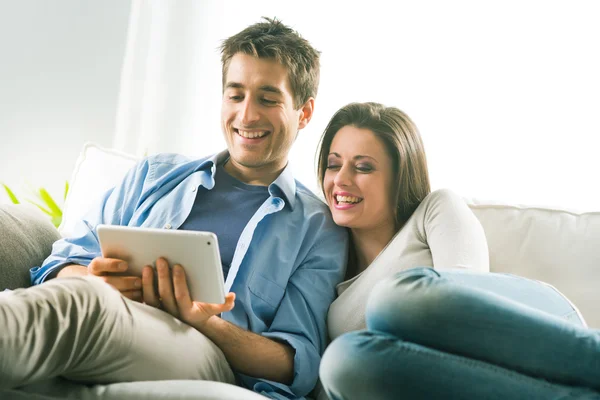 Couple regardant un film sur tablette — Photo