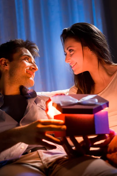 Romantisches Paar mit Geschenk — Stockfoto