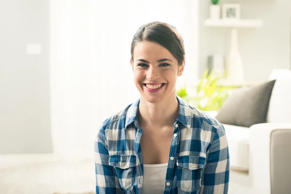 Vrouw die lacht in de woonkamer — Stockfoto