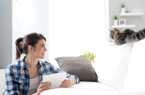 Mujer y gato en la sala de estar — Foto de Stock