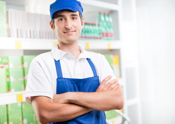 Jovem trabalhador de supermercado — Fotografia de Stock