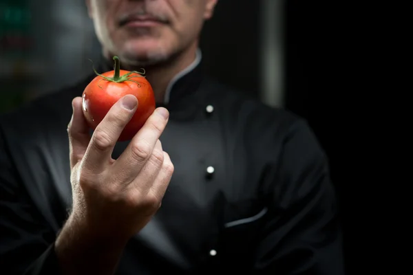 Chef con in mano un pomodoro — Foto Stock