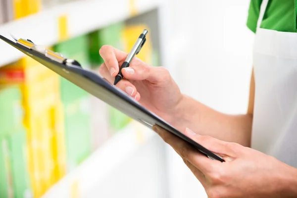 Supermarket clerk at work — Stock Photo, Image