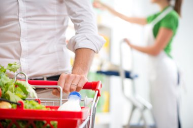 Müşteri, süpermarket eller yakın çekim