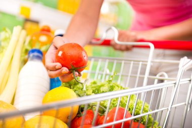 volledig winkelwagentje in de supermarkt