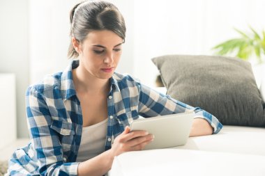 tablet ile oturma odasında rahatlatıcı