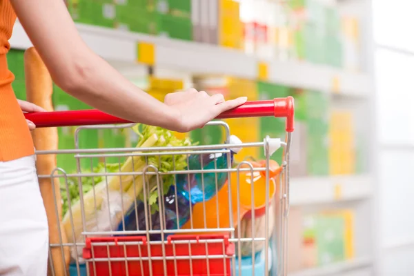 Frau mit Einkaufswagen im Supermarkt — Stockfoto