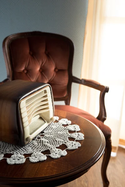 Vintage radio i vardagsrummet — Stockfoto