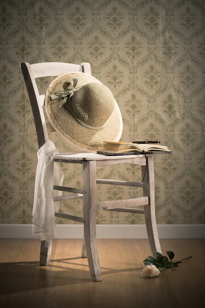 Buch aufschlagen auf einem Stuhl — Stockfoto