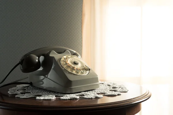 Винтажный телефон в гостиной — стоковое фото