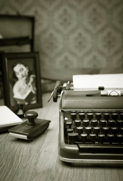 Writing a letter on vintage typewriter — Stock Photo, Image