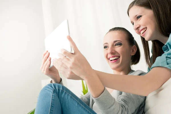 Chicas sonrientes con tableta —  Fotos de Stock