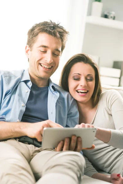 Casal assistindo filme no tablet — Fotografia de Stock