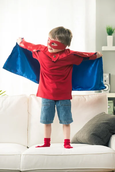 Liten superhjälte med superkrafter — Stockfoto