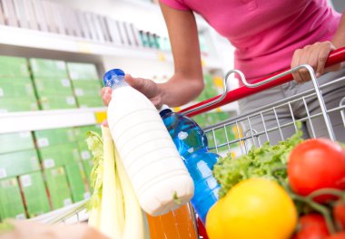 volledig winkelwagentje in de supermarkt