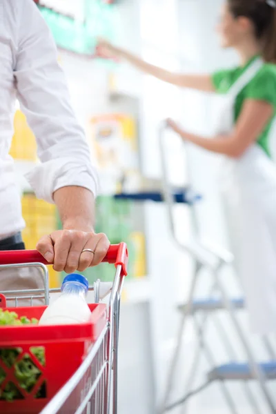 Klant bij supermarkt handen close-up — Stockfoto