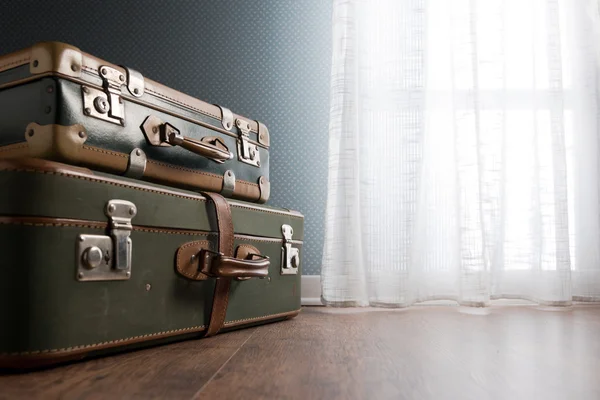 Rum interiör med resväskor och fönster — Stockfoto