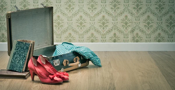 Glamour woman packing — Stock Photo, Image