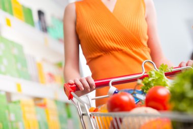 süpermarket arabası ile kadın