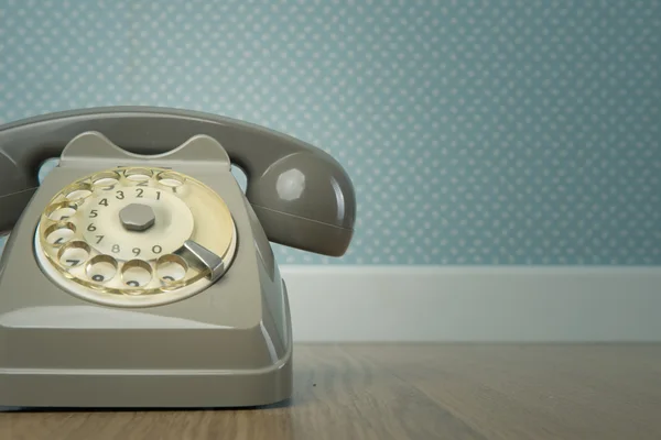 Teléfono vintage gris en el suelo — Foto de Stock