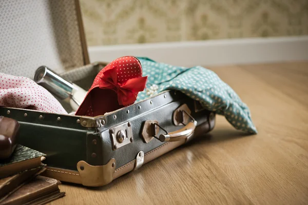 Vintage woman packing — Stock Photo, Image