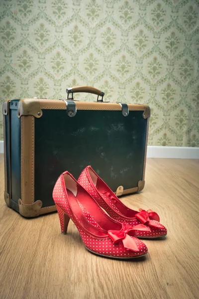 Maleta vintage y zapatos rojos — Foto de Stock