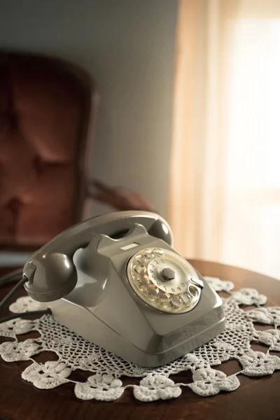 Vintage telefon i vardagsrummet — Stockfoto