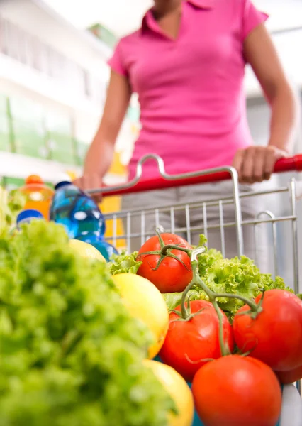 Carrinho de compras cheio de legumes e frutas — Fotografia de Stock