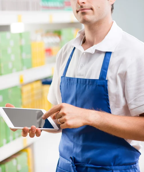 Escriturário de vendas com tablet — Fotografia de Stock