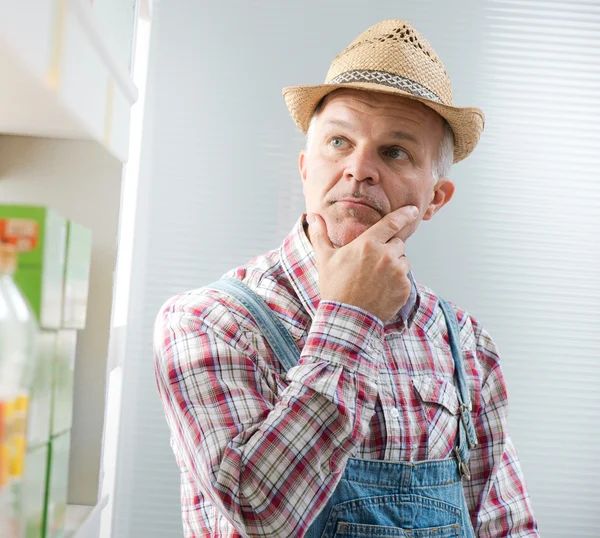 Farmář nakupování v supermarketu — Stock fotografie