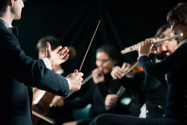 Conductor directing symphony orchestra — Stock Photo, Image