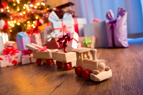 Houten trein met de gift van Kerstmis — Stockfoto