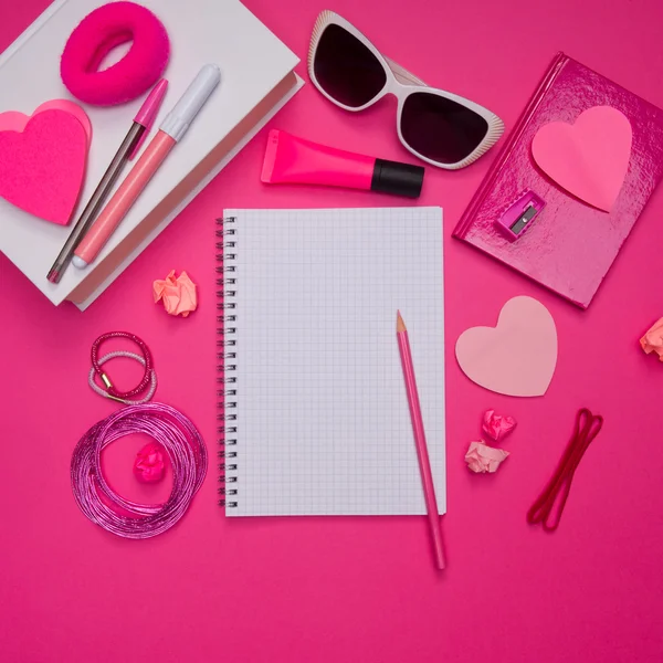 Girly escritorio rosa y papelería — Foto de Stock