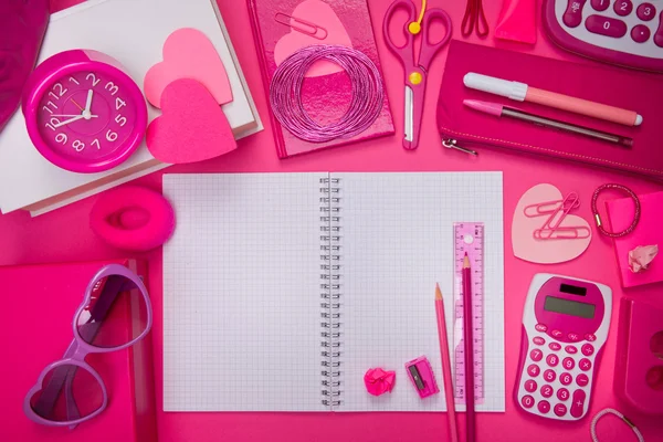 Área de trabalho e artigos de papelaria rosa feminino — Fotografia de Stock