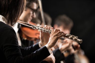 Orkestra sahne ile kadın flütçü