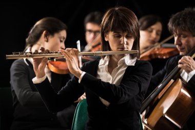 Symphony orchestra performansı: flütçü yakın çekim