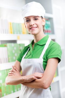 süpermarket alt amrs gülümseyerek geçti