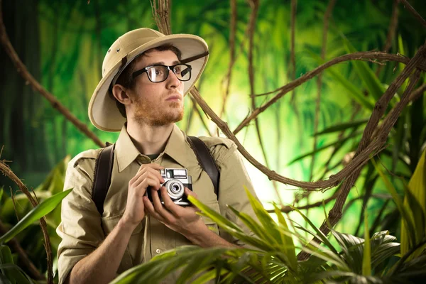 Jonge fotograaf in de jungle — Stockfoto