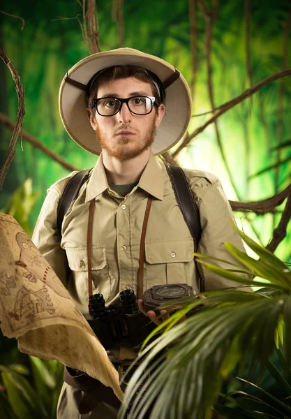 Joven aventurero en la selva —  Fotos de Stock