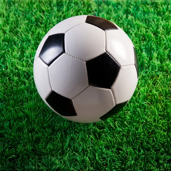 Футбольный мяч на искусственной территории — стоковое фото