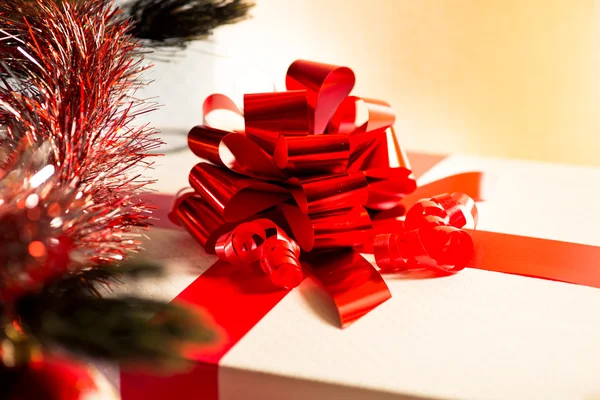 Regalo di Natale con nastro rosso — Foto Stock