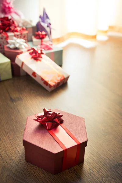 Speciale gift met rood lint — Stockfoto