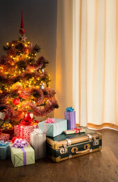 Julgran med gåvor och gammal resväska — Stockfoto