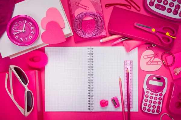 Área de trabalho e artigos de papelaria rosa feminino — Fotografia de Stock