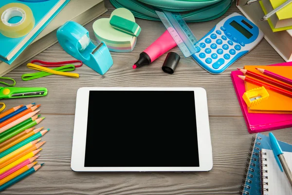 Volver a la escuela con tablet digital — Foto de Stock